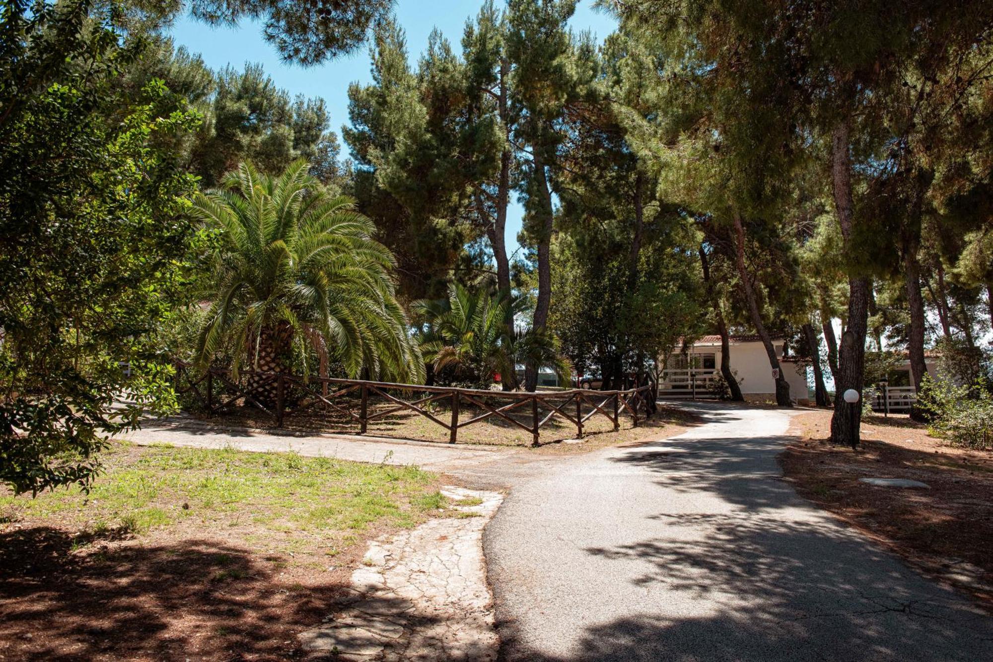 Villaggio Camping Punta Lunga Вьесте Экстерьер фото